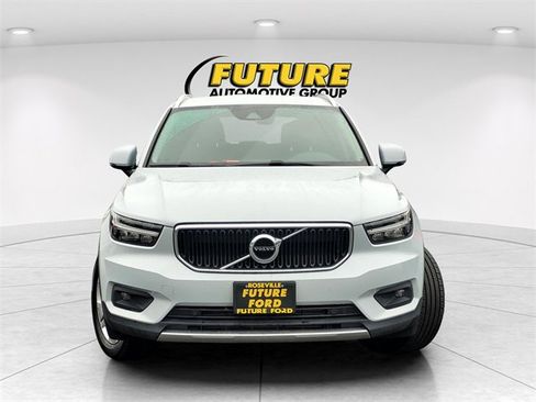 Used 2021 Volvo XC40 T5 Momentum image 2