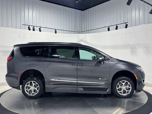 Used 2017 Chrysler Pacifica Limited FWD image 5