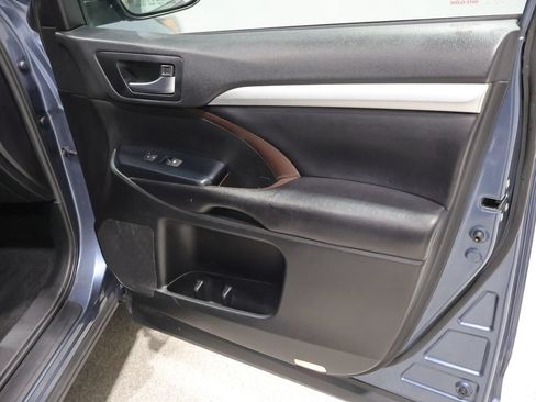 Used 2019 Toyota Highlander XLE w/ Highlander SE Package AWD/4WD image 25