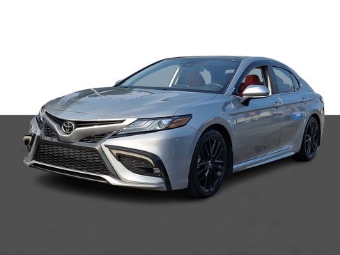 Used 2021 Toyota Camry XSE FWD image 3