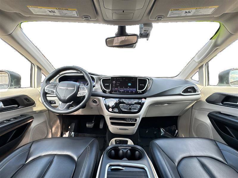 Used 2023 Chrysler Pacifica Touring-L FWD image 14