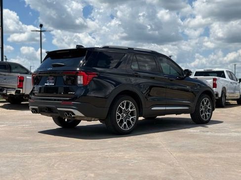 Used 2025 Ford Explorer Platinum w/ Ultimate Package AWD/4WD image 2