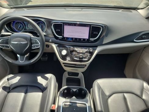 Used 2023 Chrysler Pacifica Touring-L FWD image 9