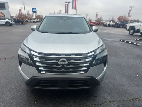 Used 2024 Nissan Rogue SV w/ SV Premium Package image 3