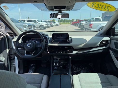 Used 2023 Nissan Rogue SV FWD image 11