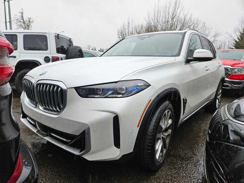 Used 2024 BMW X5 xDrive40i w/ Premium Package image 4