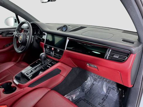 Certified 2024 Porsche Macan AWD/4WD image 32