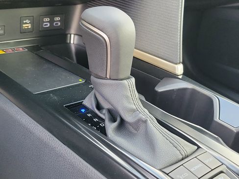 Used 2025 Toyota Camry SE image 34