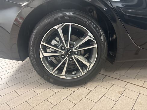 Used 2023 Kia Forte LXS w/ LXS Technology Package image 2