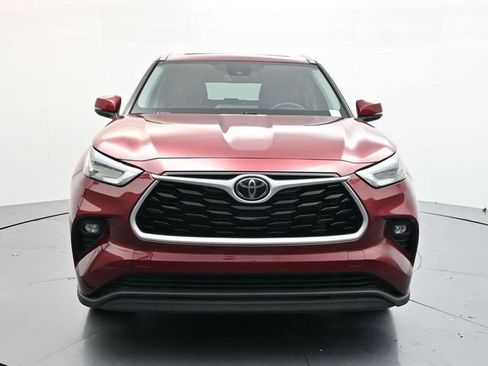 Used 2023 Toyota Highlander XLE image 2