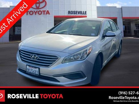 Used 2017 Hyundai Sonata SE image 1