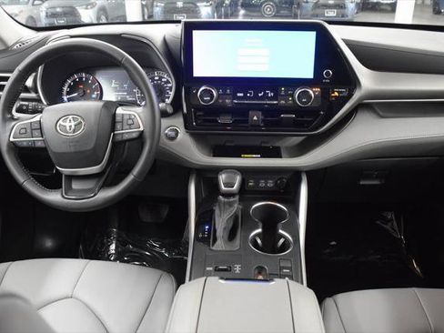 Certified 2023 Toyota Highlander XLE image 17