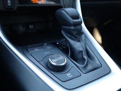 Used 2019 Toyota RAV4 LE image 22