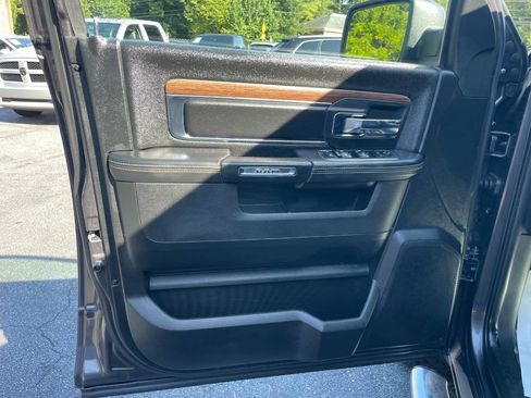Used 2017 RAM 1500 Laramie AWD/4WD image 18