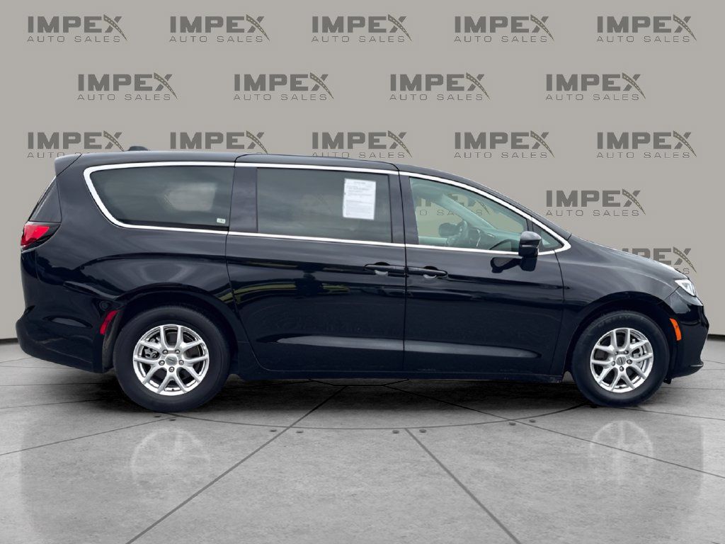 Used 2024 Chrysler Pacifica Touring-L FWD image 6