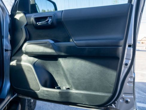 Used 2017 Toyota Tacoma TRD Sport image 10