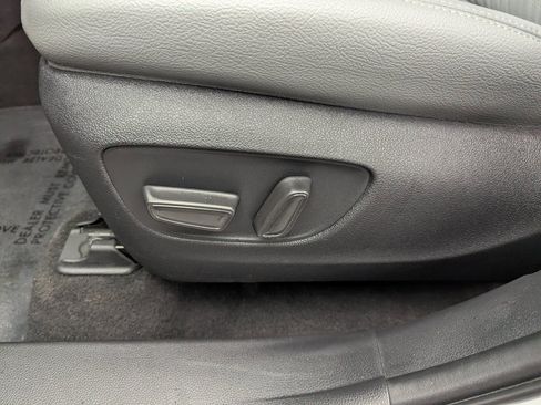 Used 2023 Toyota Highlander L image 17