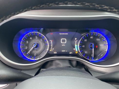 Used 2025 Chrysler Pacifica Select FWD image 18