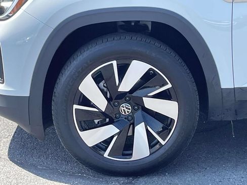 Used 2025 Volkswagen Atlas Cross Sport SE FWD image 11