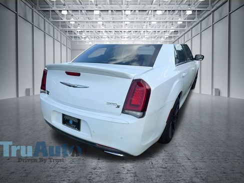 Used 2018 Chrysler 300 S w/ 300S Premium Group RWD image 2