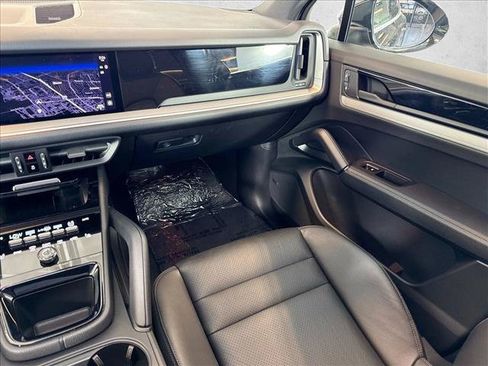Certified 2025 Porsche Cayenne w/ Premium Package AWD/4WD image 22