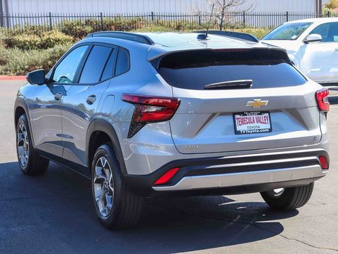 Used 2025 Chevrolet Trax LT FWD image 5