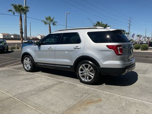 Used 2017 Ford Explorer XLT w/ Equipment Group 202A FWD image 4