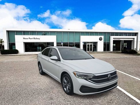 Used 2023 Volkswagen Jetta SE w/ Panoramic Sunroof Package image 2