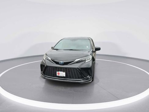 Used 2021 Toyota Sienna XSE image 3