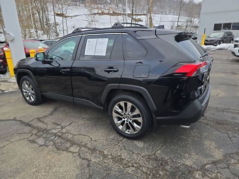 Used 2021 Toyota RAV4 XLE Premium image 3