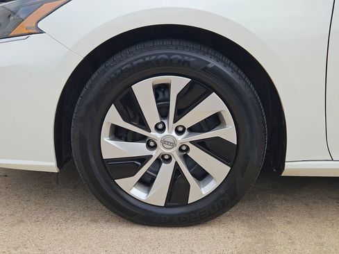 Used 2025 Nissan Altima 2.5 S FWD image 32