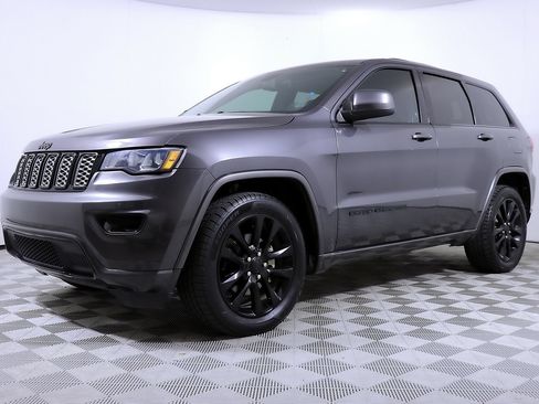 Used 2017 Jeep Grand Cherokee Altitude RWD image 2