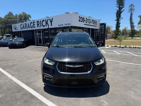 Used 2021 Chrysler Pacifica Touring FWD image 2