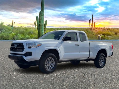 Used 2016 Toyota Tacoma SR image 2
