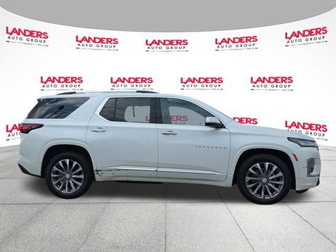 Used 2022 Chevrolet Traverse Premier FWD image 2