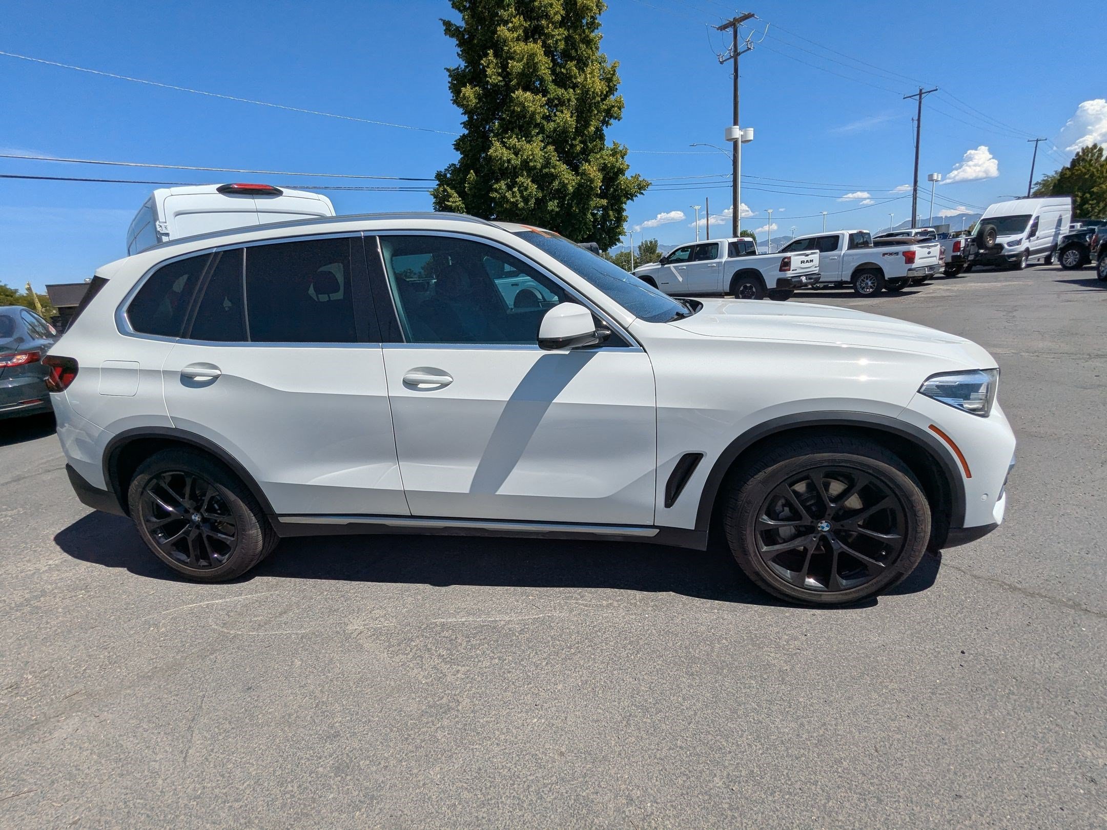 Used 2022 BMW X5 xDrive40i w/ Parking Assistance Package AWD/4WD image 2