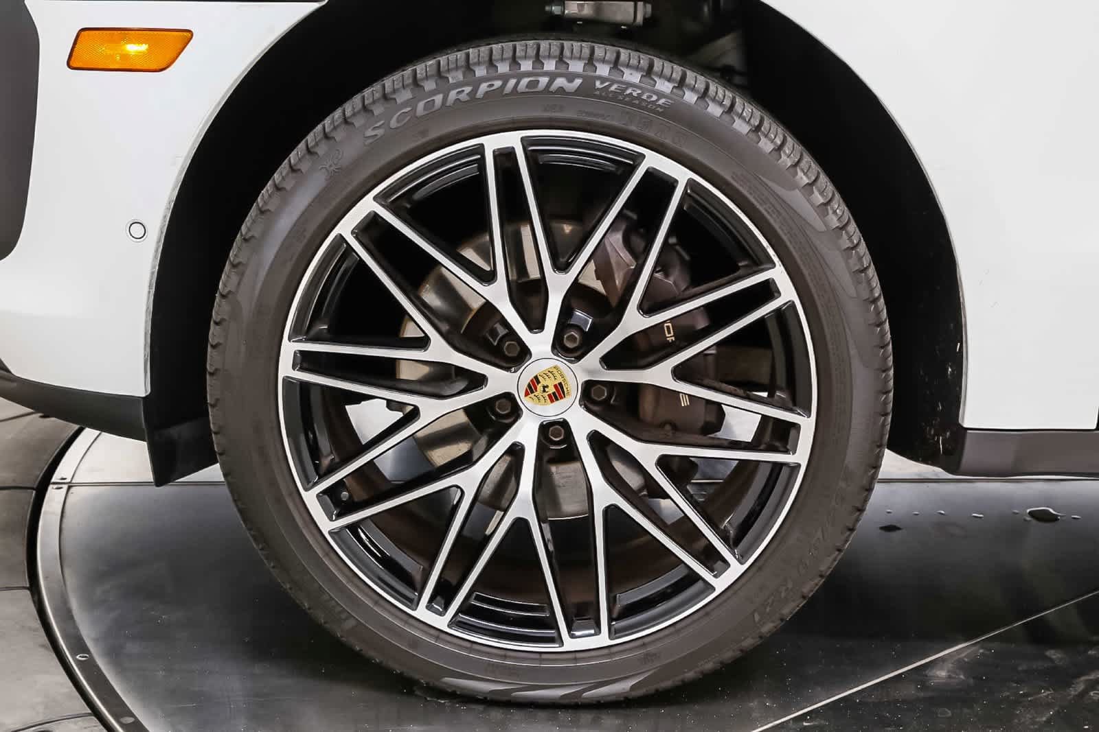 Certified 2024 Porsche Macan AWD/4WD image 13