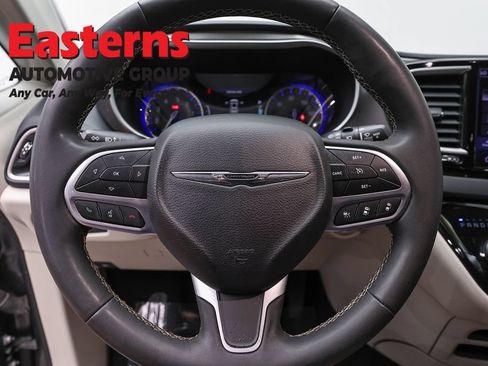 Used 2023 Chrysler Pacifica Touring-L FWD image 10