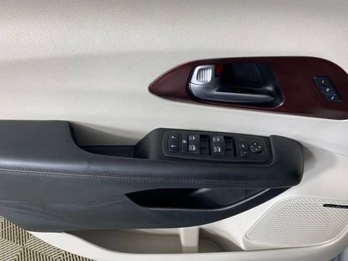 Used 2019 Chrysler Pacifica Limited w/ Advanced Safetytec Group FWD image 33