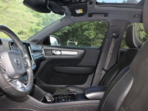 Used 2019 Volvo XC40 T4 R-Design FWD image 9