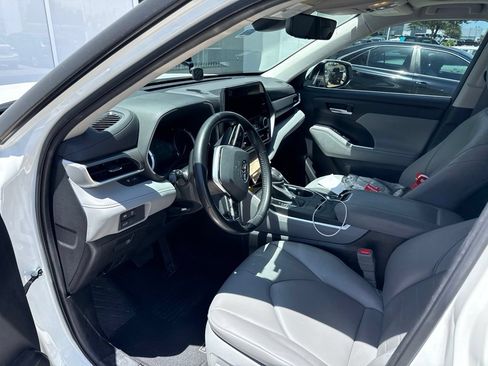 Used 2023 Toyota Highlander XLE FWD image 6