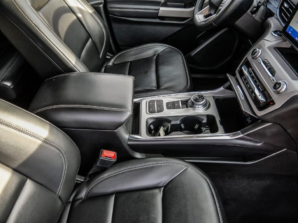Used 2024 Ford Explorer XLT w/ Equipment Group 202A RWD image 17