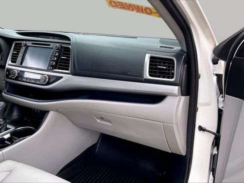 Used 2018 Toyota Highlander XLE FWD image 16