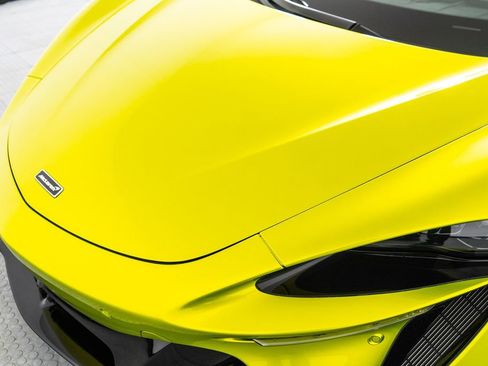 Used 2025 McLaren Artura Spider image 13