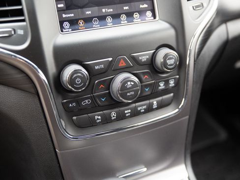 Used 2019 Jeep Grand Cherokee Laredo AWD/4WD image 15