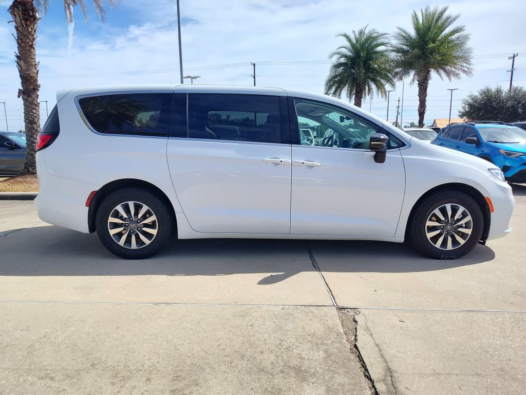 Used 2024 Chrysler Pacifica Limited FWD image 12