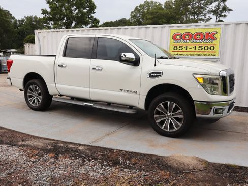 Used 2017 Nissan Titan SL AWD/4WD image 3