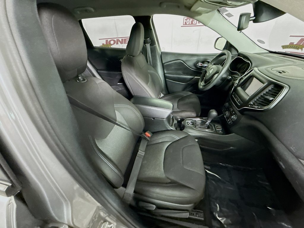 Used 2021 Jeep Cherokee Latitude FWD image 29