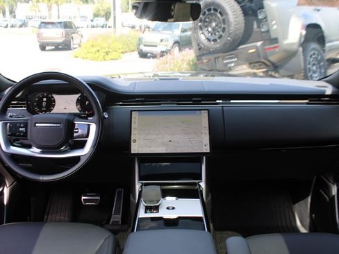 Used 2025 Land Rover Range Rover SE image 31