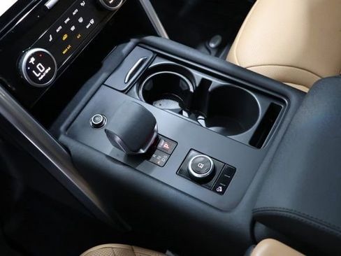 Used 2024 Land Rover Discovery Dynamic SE image 30
